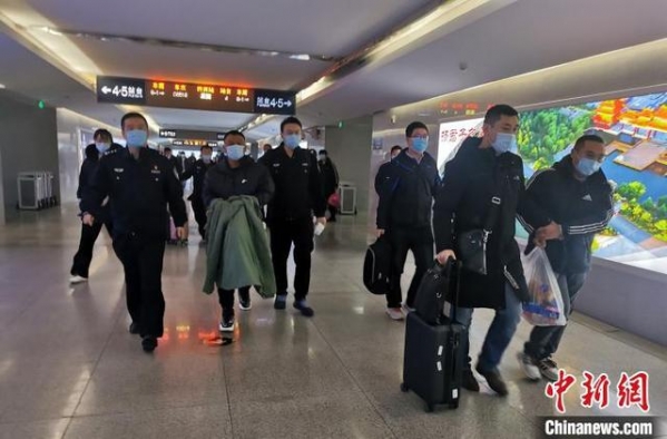 青岛海关破获一起案值10亿余元走私人发进境案-1.jpg