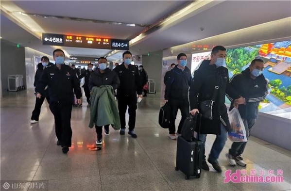 青岛海关破获一起案值10亿元走私人发进境案-2.jpg