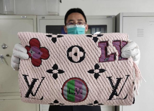 又是假名牌儿！大连邮局海关查获侵权物品172件-3.jpg