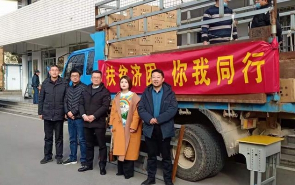 「新闻晚餐」72.3亿元！外贸进出口逆势双增长//100瓶侵权白酒全部扣押-4.jpg