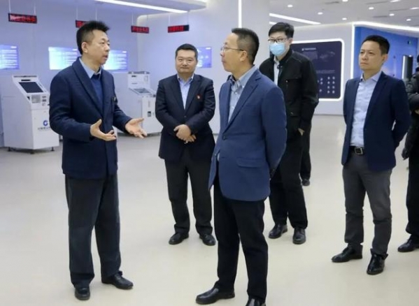 保税区党委书记、管委会主任洪世聪一行走访恒银科技慰问劳模-5.jpg