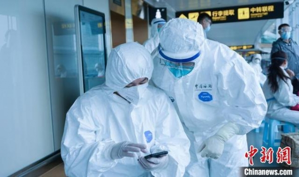 江北机场迎来节前最后一班境外航班 重庆海关守护旅客平安路-4.jpg