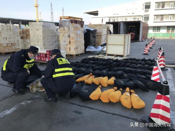 红酒箱藏火腿508只，缉私部门要和你“谈一谈”-2.jpg