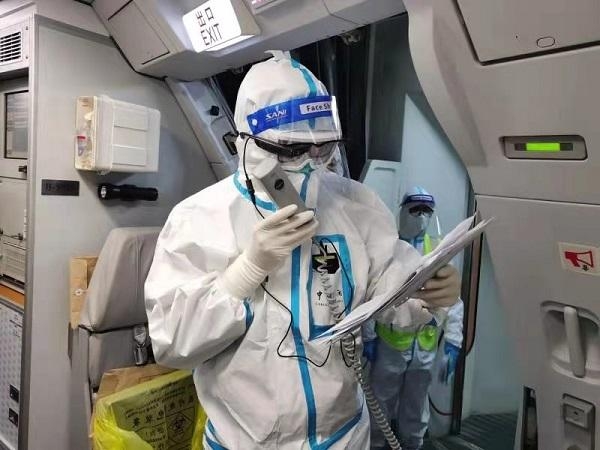 机场海关登临值机关员：比起去年，今年的年夜饭太幸福了-1.jpg