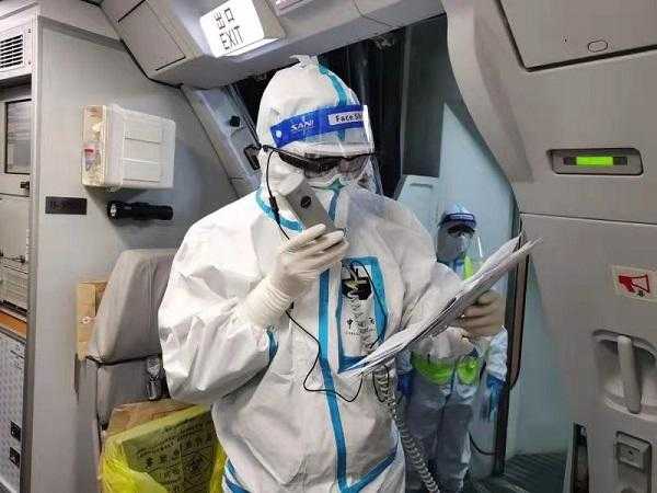 机场海关登临值机关员：比起去年，今年的年夜饭太幸福了-1.jpg