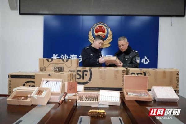 新春走基层｜长沙海关缉私局马刚：就地过年，是对家人的最好守护-2.jpg