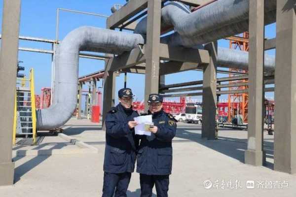春节我在岗‖东营海关郭建飞：加班加点，确保船舶正常靠港-2.jpg