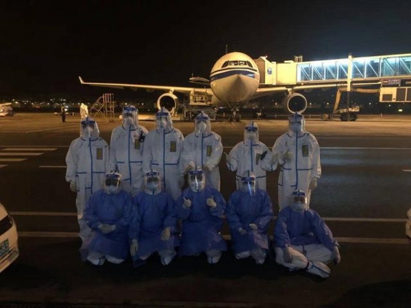 凌晨三点、国门一线，大连周水子机场海关全力保障回国包机-1.jpg