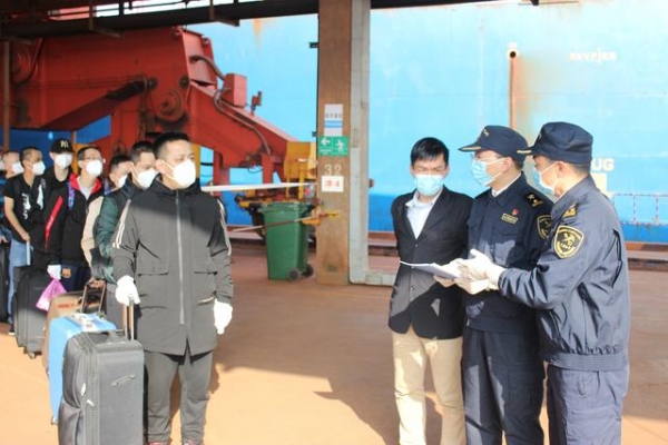 与潮水抢跑！湛江海关暖心服务获返乡船员点赞-2.jpg