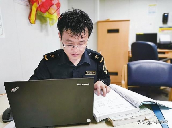 海关关员郑春华——过年期间奔波在码头之间-1.jpg