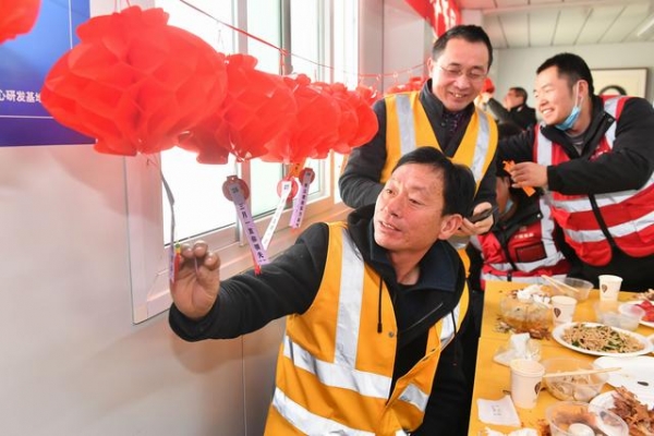 保税区总工会规建局慰问一线建设者 共度元宵佳节-2.jpg