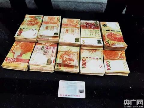 港珠澳大桥海关截获司机违规携带100万元港币出境-1.jpg