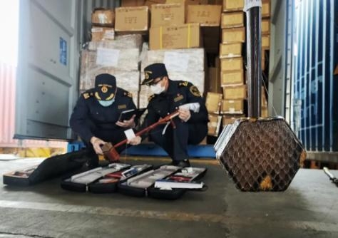 厦门海关查获3把蟒蛇二胡，系国家一级保护动物制品-1.jpg