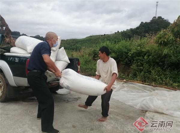 昆明海关，驻守边关扶真贫暖民心-3.jpg