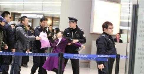 大批美籍华人掀“回国潮”，被海关拒之门外后，机场满地打滚哭闹-4.jpg