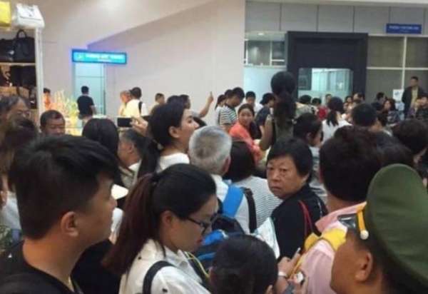 不给小费就扣护照？越南海关人员无理行为惹争议，中国大使馆发声-3.jpg