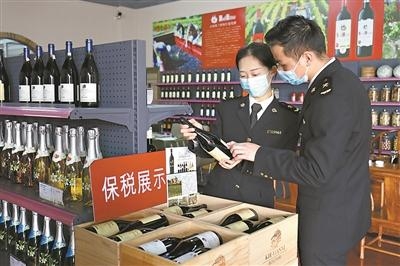 中山海关坚持靠前服务 确保进口红酒“新鲜”上市-1.jpg