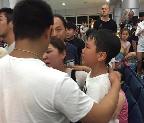 不给小费就扣护照？越南海关无理行为遭谴责，中国大使馆发声了-5.jpg