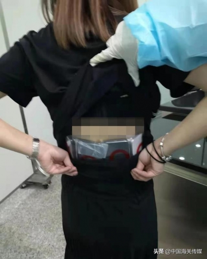 拱北海关一周查获违规携带进境旧手机148部-1.jpg