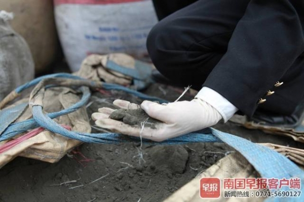 禁止进境！水口海关退运45.62吨固体废物-2.jpg