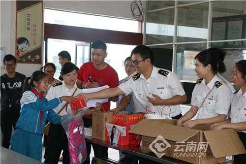 看脱贫攻坚工作里章凤海关的精彩答卷-1.jpg