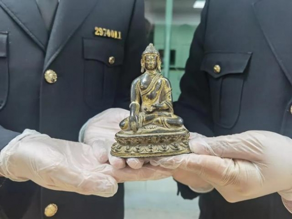 清代龙袍冒充女装藏入境快递中？海关部门这样提醒-2.jpg