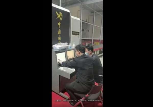 清代龙袍冒充女装藏入境快递中？海关部门这样提醒-3.jpg