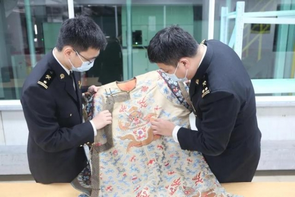 稀奇！报关几百块的东西，打开一开惊了！杭州海关查获清代龙袍一件！价值15万……-4.jpg