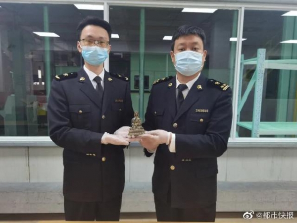 杭州机场海关查获一件价值15万的龙袍-1.jpg