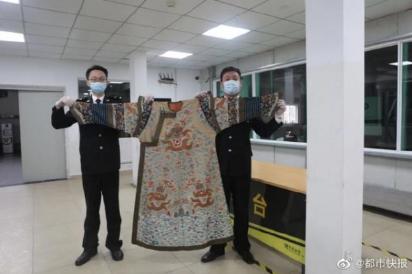 杭州机场海关查获一件价值15万的龙袍-3.jpg