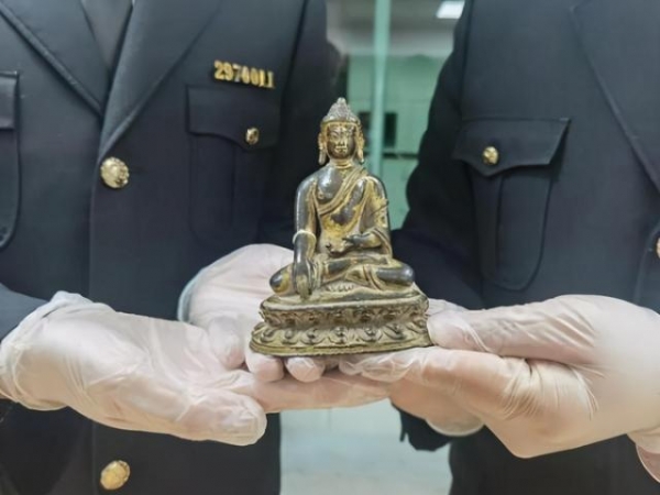 报关几百块的东西，打开一看惊了！杭州海关查获清代龙袍一件！-5.jpg