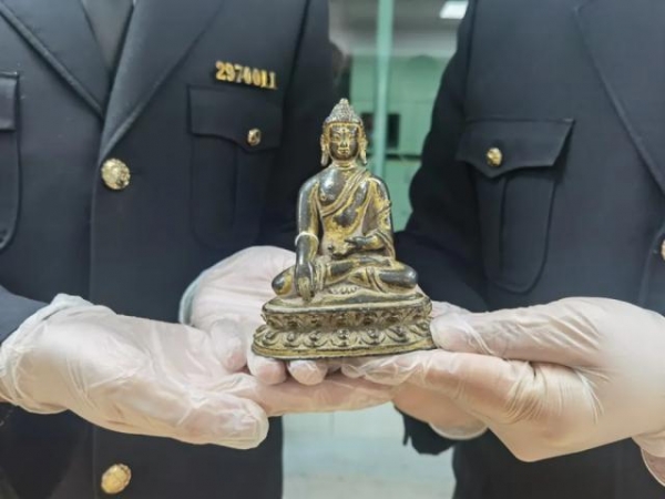 杭州机场海关查获1件价值15万清代龙袍 申报填写为“棉质刺绣女装上衣”-5.jpg