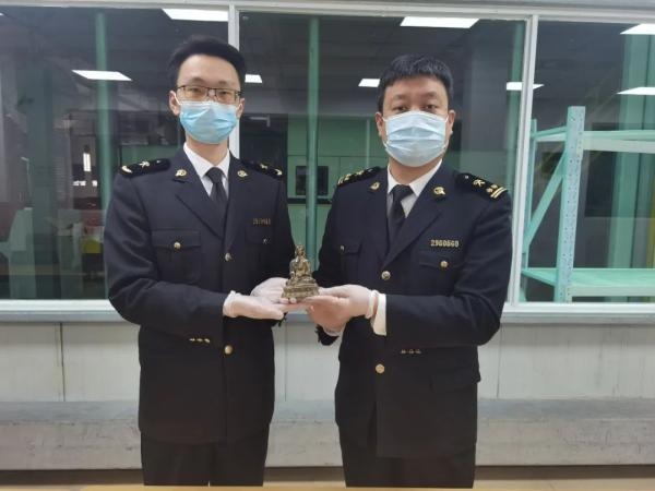 杭州海关查获15万清代龙袍，申报填写为“棉质刺绣女装上衣”-2.jpg