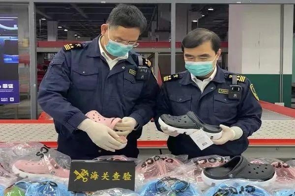 你买到过吗？南宁海关查获“山寨”鞋子800件-1.jpg