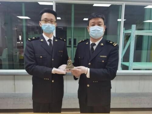杭州海关查获15万清代龙袍，申报填写为“棉质刺绣女装上衣”-2.jpg