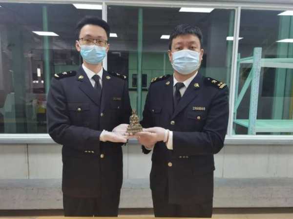 海关拦下一个女装快件！里面竟是清代龙袍，价值15万-2.jpg