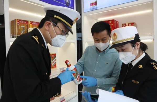 大窑湾海关首次开展免税商店监管业务-1.jpg
