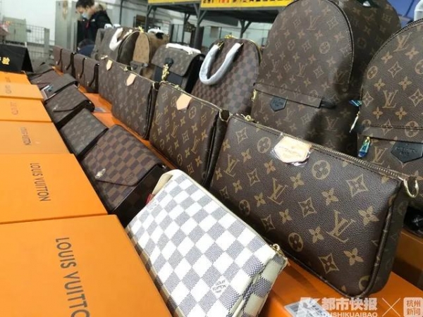 你买的LV包包被查了！海关查获134个“路易威登”假包-6.jpg