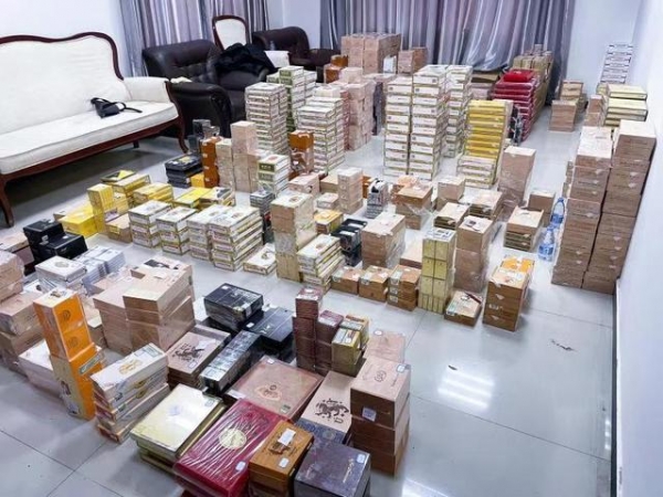 石家庄海关查获涉嫌走私雪茄5.8万支-2.jpg