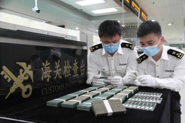 拱北海关查获一宗跨境司机利用车体夹藏535个内存条进境案-1.jpg