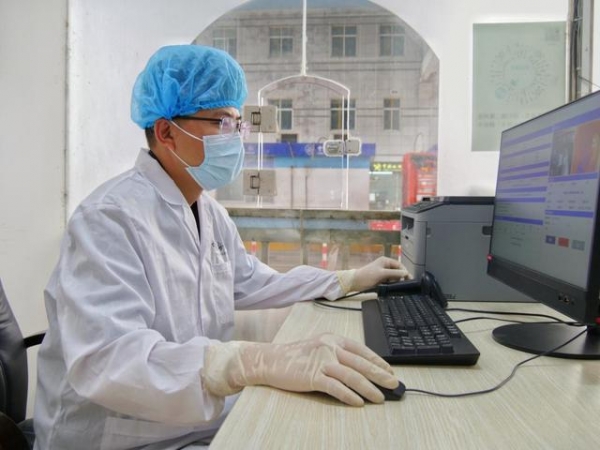 昆明海关启用云南首台驾驶员综合性智慧验放设备-3.jpg