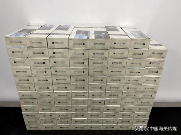 上海浦东机场海关严查澳门航线“水客”走私-2.jpg