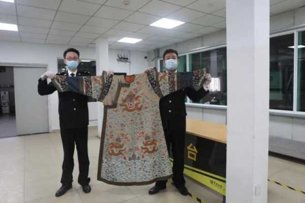 海关查获1件龙袍，价值15万元-2.jpg
