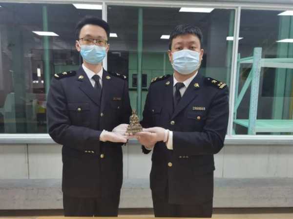 海关查获1件龙袍，价值15万元-3.jpg