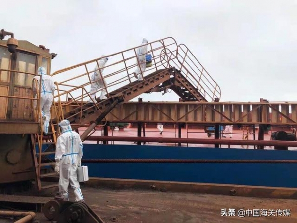 31万吨“巨无霸”货轮靠泊，湛江海关登临检疫-1.jpg