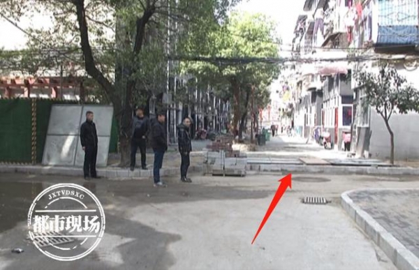 南昌一社区，旧城改造使单元进出口变高！居民出行不方便-1.jpg