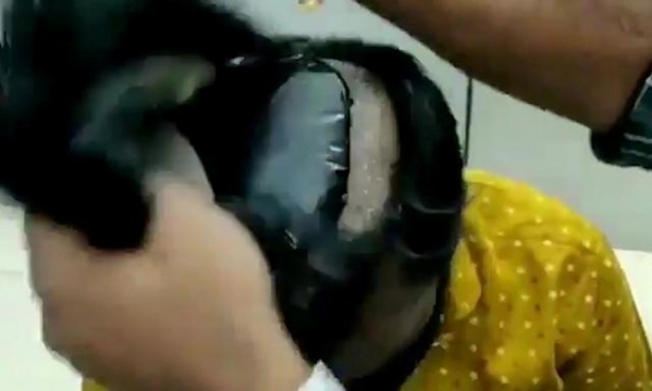 印度2个怪异男子过海关，警方一把掀开厚重假发，藏着半斤多黄金-1.jpg