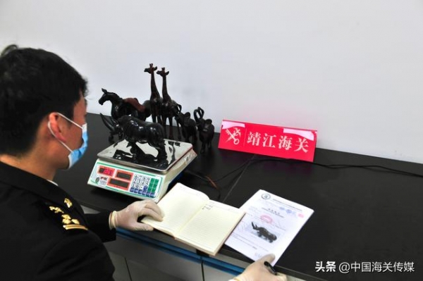 靖江海关查获一批濒危野生植物制品：刺猬紫檀-1.jpg