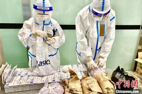 大连周水子机场海关查获违规进境药剂900支-1.jpg