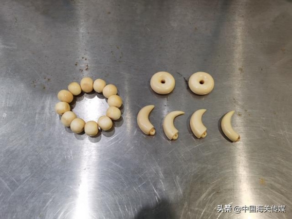 杭州海关查获现代象牙制品挂饰和手串264.74克-1.jpg